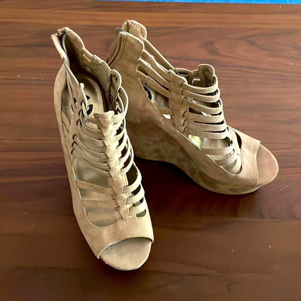 NWOT G by Guess Strappy Platform Wedge in Faux Suede Size 8.5